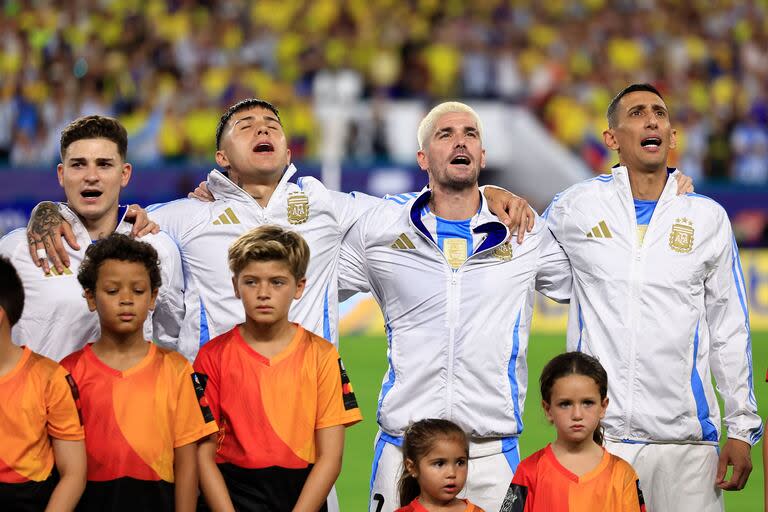 Julián Álvarez, Enzo Fernández, Rodrigo De Paul y Ángel Di María, antes de la final frente a Colombia