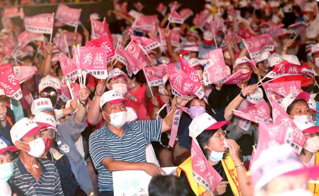 國民黨台中市長候選人盧秀燕回防北屯區大本營，在太原夜市舉辦「市長只有媽媽好」選前之夜造勢活動，現場湧入近兩萬人潮。（鄭任南攝）