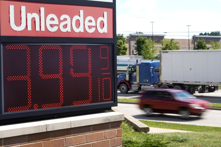 ARCHIVO - En la imagen se observa el precio de la gasolina sin plomo ligeramenta abajo de los cuatro dólares el miércoles 20 de julio de 2022 en Menomonie Falls, Wisconsin. (AP Foto/Morry Gash, Archivo)