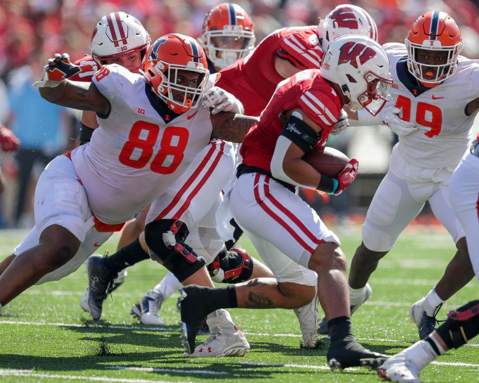 Illinois' Keith Randolph Jr. and his defensive line mates made life rough on Wisconsin running back Chez Mellusi on Saturday.