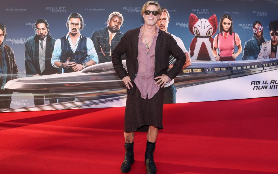 Schauspieler Brad Pitt erschien zur Premiere von "Bullet Train" in Berlin in einem Leinenrock.  (Bild: Gerald Matzka/Getty Images for Sony Pictures)