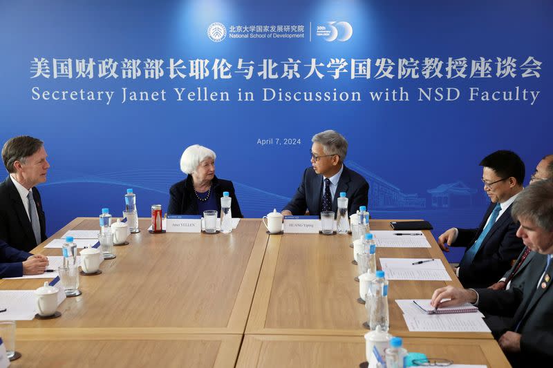 La secretaria del Tesoro de Estados Unidos, Janet Yellen, asiste a una reunión con Huang Yiping, decano de la Escuela Nacional de Desarrollo de la Universidad de Pekín, y otros miembros del cuerpo docente de la Universidad de Pekín, en Pekín, China