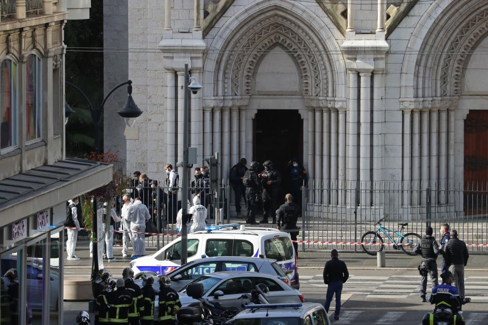 Varios miembros de las unidades especiales entran en el interior de Notre Dame después del ataque con cuchillo contra varias personas. (Photo by VALERY HACHE/AFP via Getty Images)