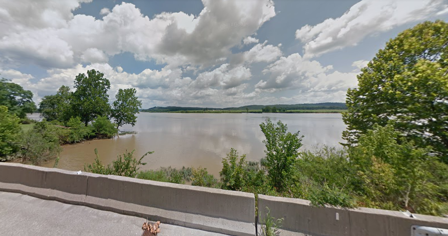 美國一名女子斯蒂芬妮•范•阮（Stephanie Van Nguyen），先前帶著她的2個孩子離家，且當時還留了一張詭異紙條寫著「要開車跳進俄亥俄河」，沒想到隨後便人間蒸發近20年。（圖／擷取自《Google Maps》街景）