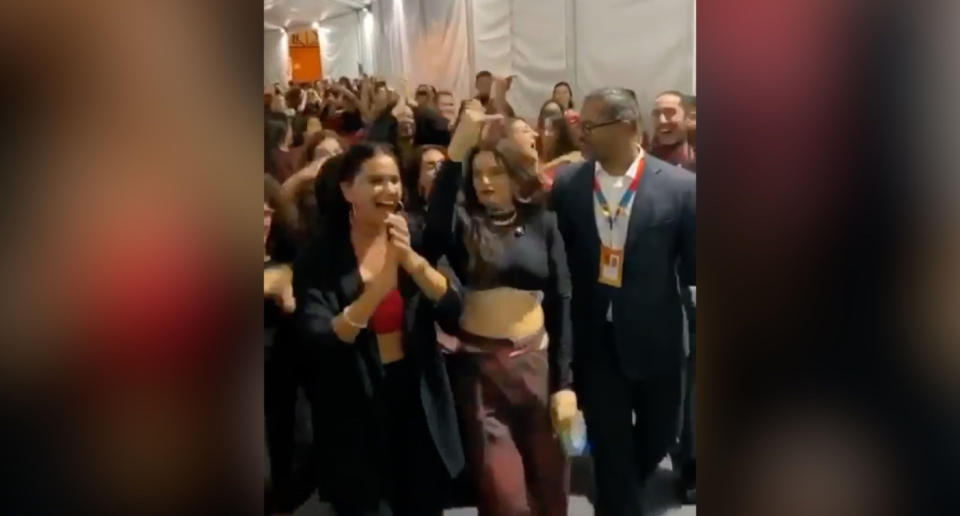 Un grupo de personas jalea a Rosalía a su salida de la gala de los premios MTV y la artista se pone a bailar con ellos. (Crédito: Instagram/rosalia.vt)
