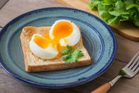 Eier sind Sattmacher und gute Protein-Quellen (= Abnehmhelfer) und keinesfalls per se ungesund. Sie enthalten viele Mineralstoffe. Doch auf ein mit Butter oder Margarine bestrichenes Weißbrot gelegt, sind sie keine perfekte Wahl, wenn man gesund und fit in den Tag starten möchte. (Bild: iStock / Amarita)