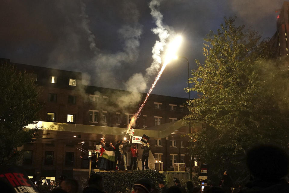 Un grupo de personas lanzan fuegos artificiales durante una marcha propalestinos desde Hyde Park a la embajada de Estados Unidos en Vauxhall, en Londres, el sábado 11 de noviembre de 2023. (Aaron Chown/PA vía AP)
