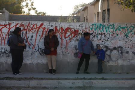 Residents wait for a bus at the housing project of Riveras del Bravo in Ciudad Juarez, Mexico November 17, 2016. Picture taken November 17, 2016. REUTERS/Jose Luis Gonzalez