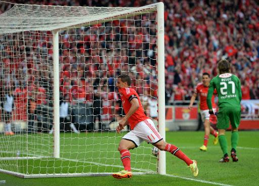 El delantero brasileño del Benfica Rodrigo Lima celebra uno de sus dos goles ante el Olhanense, convirtiéndose en el nuevo campeón de Portugal, el 20 de abril de 2014, en Lisboa (AFP | FRANCISCO LEONG)