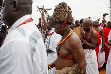 A traditional chief attends the coronation of Oba of Benin, Eheneden Erediauwa, outside Oba's palace in Benin city, Nigeria October 20, 2016.REUTERS/Akintunde Akinleye