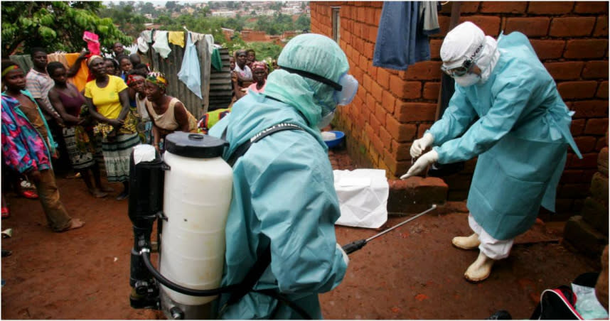 2005年WHO在非洲安哥拉馬爾堡病毒確診者家採驗情況。（資料照／達志／路透社）