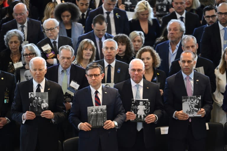 (De izquierda a derecha) El presidente estadounidense Joe Biden, el titular de la Cámara de Representantes Mike Johnson, el líder de la mayoría en esa cámara Steve Scalise y el líder de la minoría Hakeem Jeffries sostienen imágenes de víctimas del Holocausto durante la ceremonia por el Día de la Memoria en el Capitolio en Washington, DC, el 7 de mayo de 2024 (SAUL LOEB)