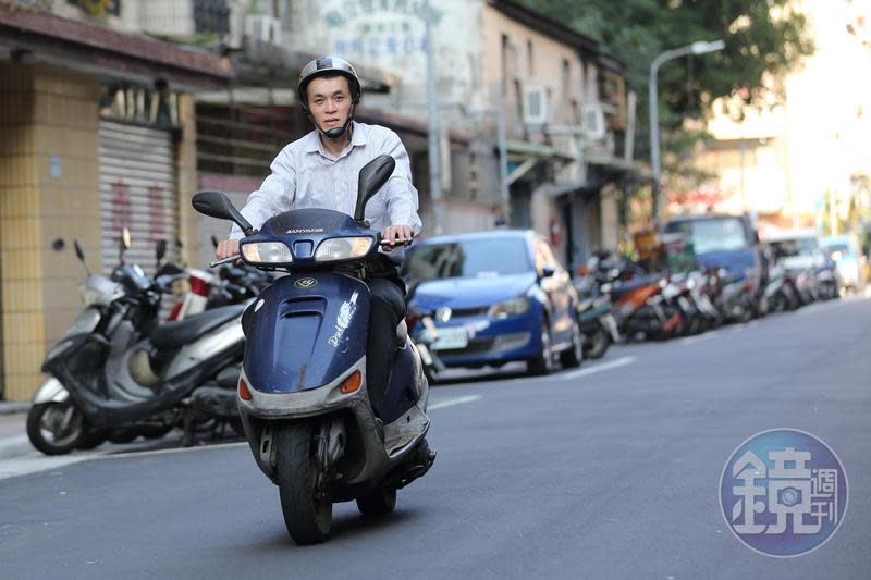 選對地段房價才有增值保障，聶建中喜歡騎著機車，巡視物件生活機能。