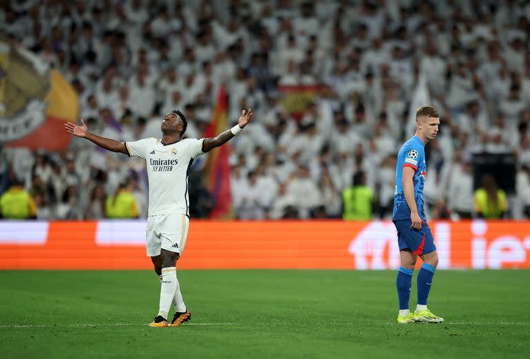 Vinícius festeja el tanto de Real Madrid en el 1-1 frente a Leipzig, con el que el cuadro español alcanzó los cuartos de final de la Champions League.