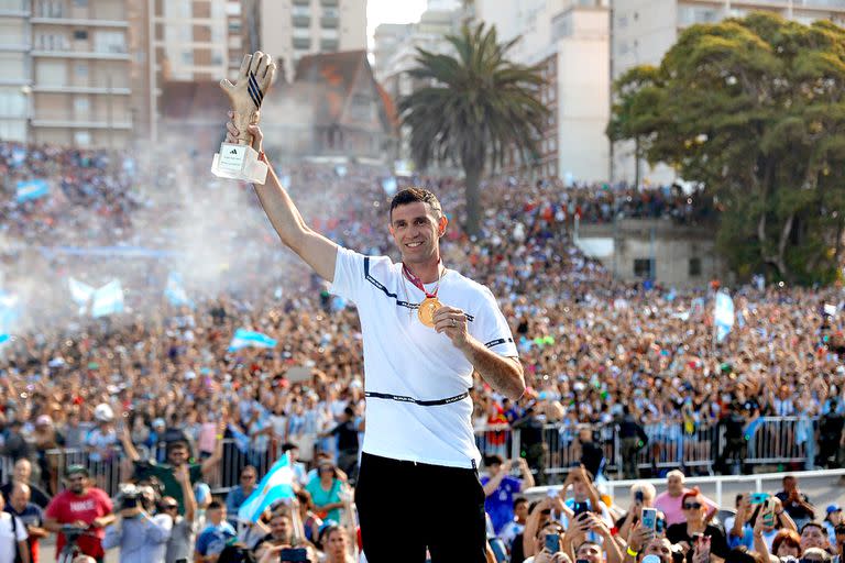 El arquero Dibu Martínez llega al festejo en su honor, en Mar del Plata