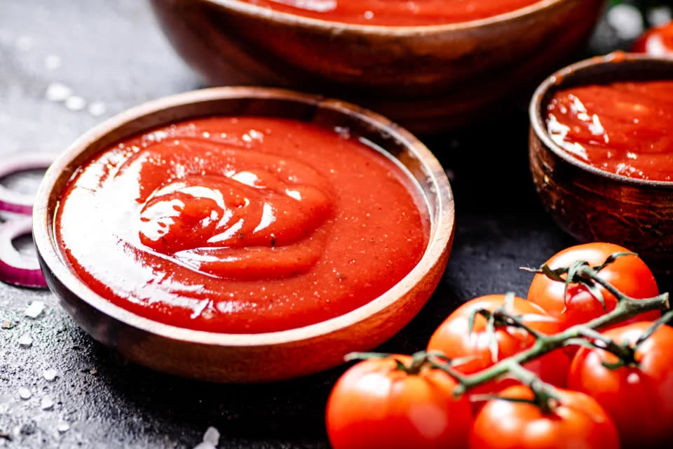 Ketchup wird zwar aus Tomaten hergestellt, aber das heißt nicht unbedingt, dass er gesund ist. (Foto über Getty Images)