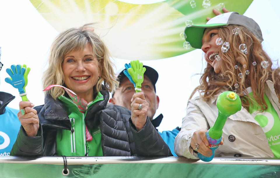 Olivia Newton-John y su sobrina Tottie Goldsmith en un evento de recaudación de fondos para la investigación del cáncer en 2018.  (Photo by Scott Barbour/Getty Images)