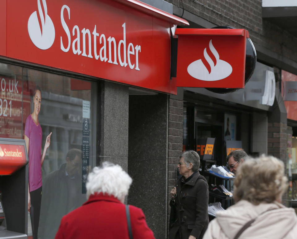 Pedestrians walk past a branch of Santander in Wilmslow, northern England, April 25, 2013.  Santander, the euro zone's largest bank, reported a 26 percent drop in first-quarter net profit as slowing growth in some South American markets added to the gloom at home in Spain.     REUTERS/Phil Noble (BRITAIN - Tags: BUSINESS)