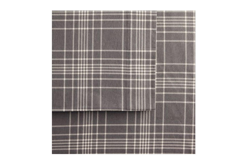 An image of Cuddl Duds flannel sheet set