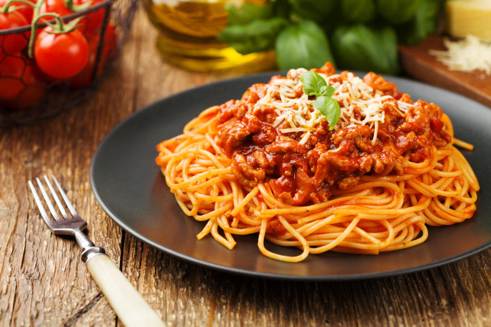 Traditionell wird die Bolognese aus Hackfleisch, Wein und Tomaten hergestellt und braucht einige Stunden zum Kochen. (Symbolbild) - Copyright: gkrphoto/Shutterstock