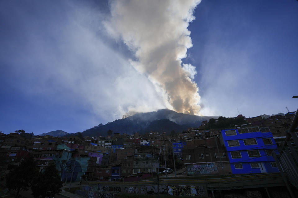 El sol sale durante un incendio forestal en el cerro El Cable en Bogotá, Colombia, el jueves 25 de enero de 2024. (AP Foto/Fernando Vergara)