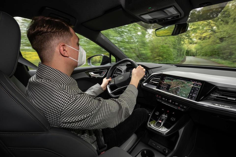 Hinter dem Steuer würde man nicht erwarten, dass das SUV über zwei Tonnen wiegt.