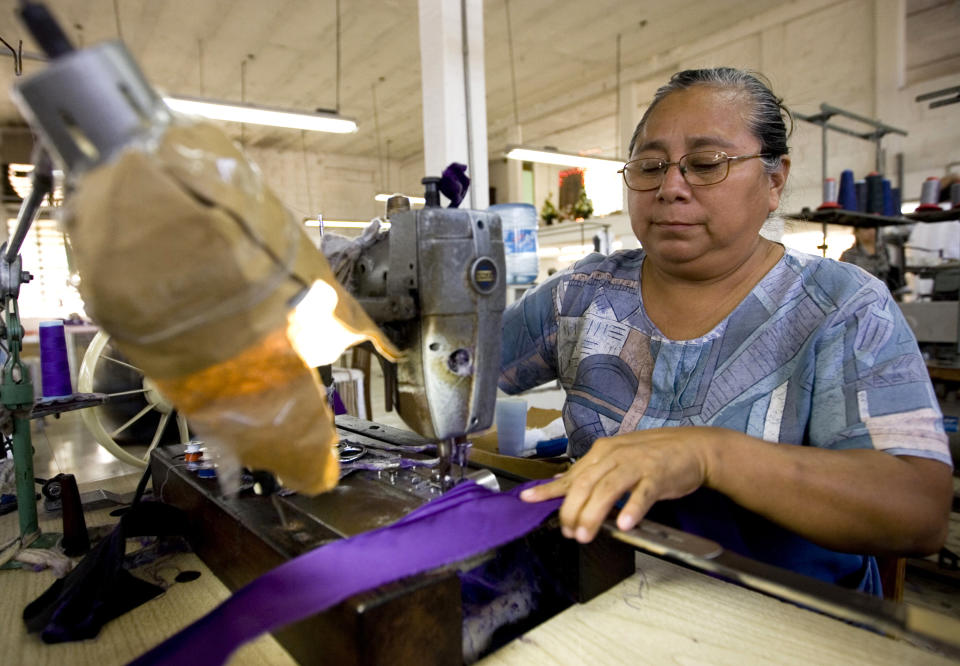 Una trabajadora en una fábrica de guayaberas en Mérida, Yucatán. Foto: REUTERS/Victor Ruiz (MEXICO)