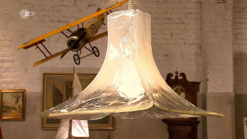 Die italienische Deckenleuchte aus Murano Glas aus den 1960er-Jahren hatte einen geschätzten Wert von 450 bis 550 Euro. (Bild: ZDF)