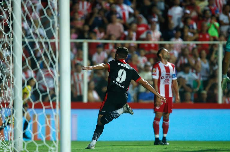 Festeja Adrián Martínez, autor del primer gol de Instituto en Santa Fe