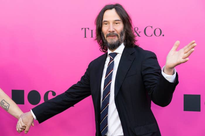 keanu waving from the red carpet