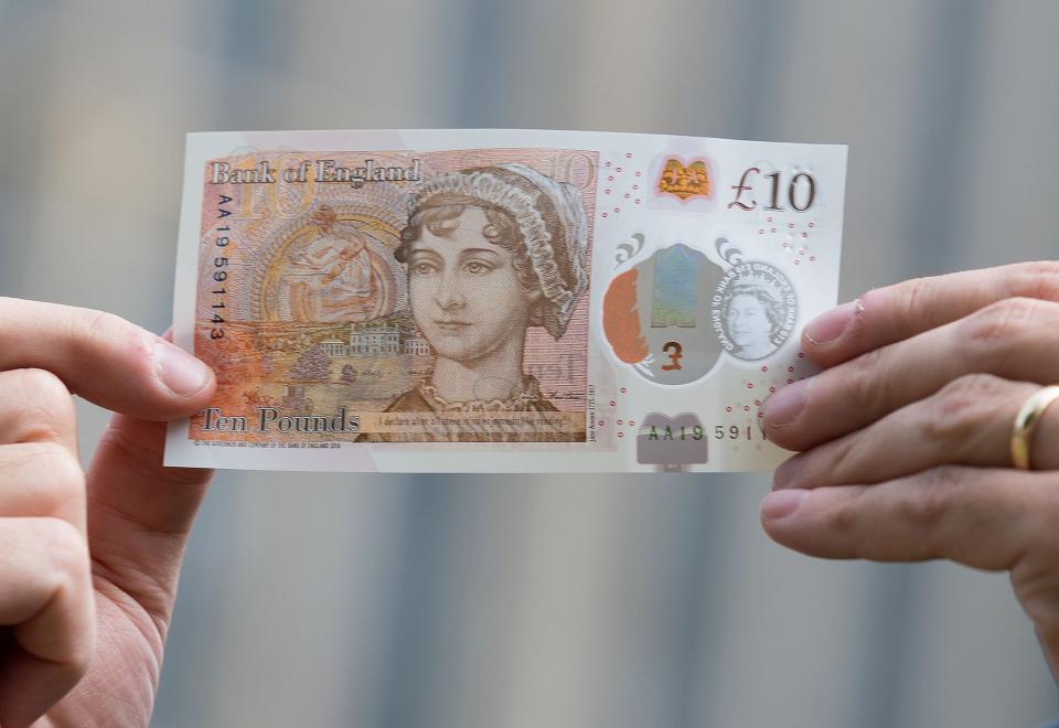 <p>Der Gouverneur der Bank of England, Mark Carney, stellt in Winchester die neue Zehnpfundnote mit dem Porträt der Schriftstellerin Jane Austen vor. (Bild: Steve Parsons/PA/dpa) </p>