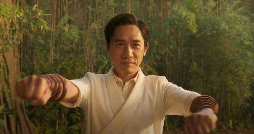 梁朝偉在《尚氣與十環傳奇》中飾演「文武」。（圖／翻攝自YouTube）