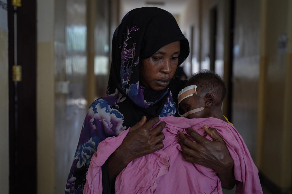 Mukta carga a su hijo de 9 meses Abdi, quien sufre de desnutrición aguda grave, en Mogadiscio, Somalia, el 8 de enero de 2023. (Giles Clarke/The New York Times)
