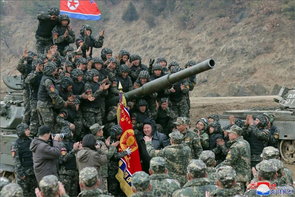 北朝鮮大秀肌肉！金正恩親自「駕駛坦克」畫面曝　檢驗朝軍實戰能力