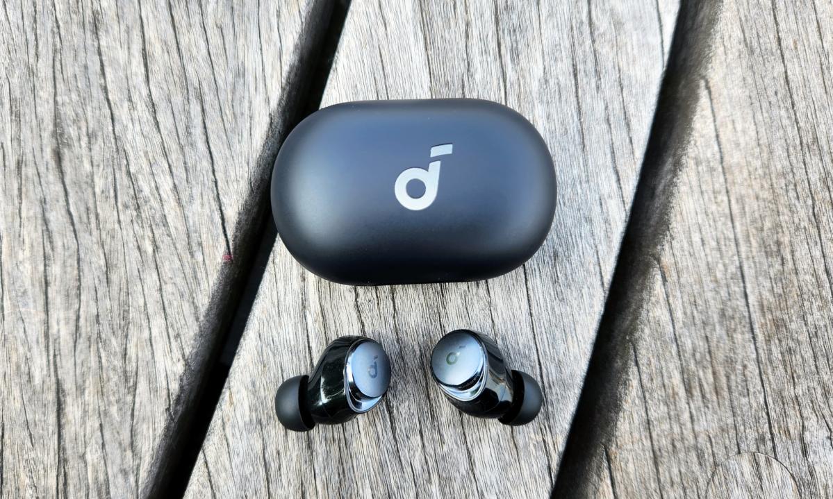 Nasze ulubione bezprzewodowe słuchawki douszne Anker są ponownie w sprzedaży za 50 USD
