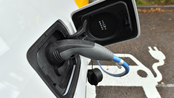 Seit Juli wurden bei den zuständigen Behörden mehr als 100.000 Anträge für Zuschüsse beim Kauf von Elektroautos oder Plug-in-Hybride gestellt. Foto: dpa