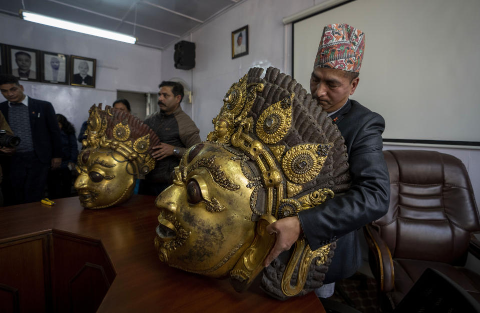 Máscaras de la deidad hindú Bhairabh, que datan del siglo XVI y fueron robadas en el distrito de Dolakha y devueltas al país por el museo de Dallas y el Museo Rubin, expuestas durante una conferencia de prensa del Departamento de Arqueología, en Katmandú, Nepal, el 31 de enero de 2024. En el pasado, un número desconocido de estatuas sagradas de deidades hindúes fueron robadas y llevadas ilegalmente al extranjero. Ahora, docenas de ellas están siendo repatriadas a la nación del Himalaya como parte de un creciente esfuerzo global para regresarlas. (AP Foto/Niranjan Shrestha)