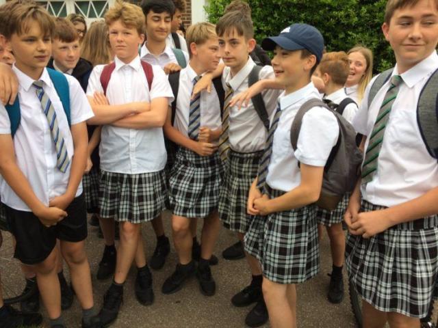 ventaja Ten confianza adecuado Unos estudiantes van en falda al colegio para protestar contra la política  que prohíbe usar pantalones cortos