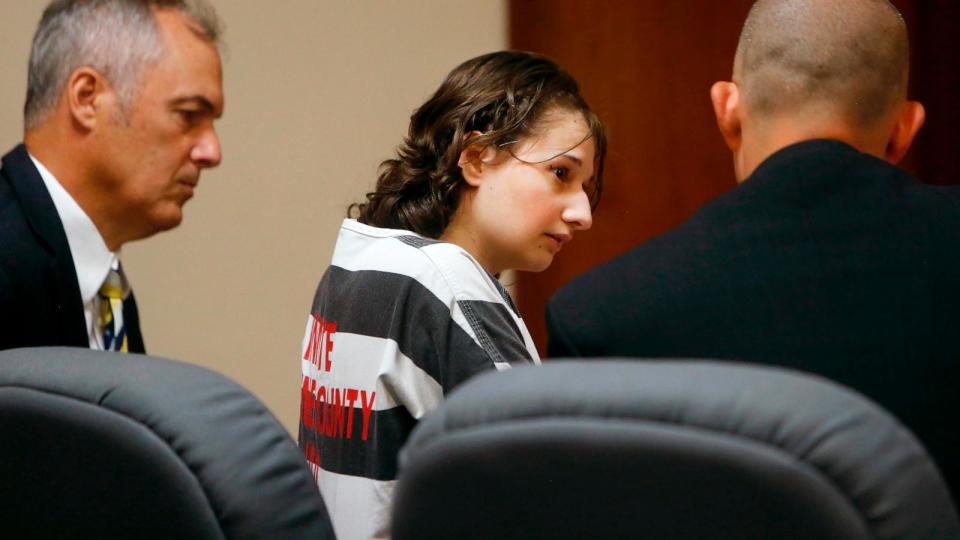 PHOTO: Gypsy Blanchard speaks with her attorney's Mike Stanfield, right, and Clate Baker before her court appearance in Springfield, Mo., July 5, 2016. (Andrew Jansen/ANews-Leader via AP)