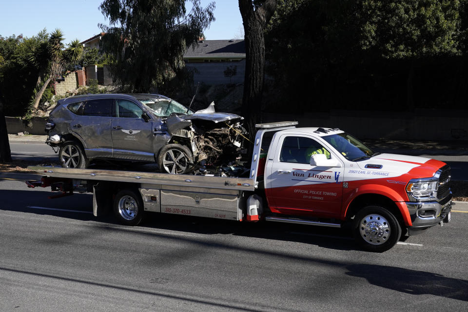 <p>"Woods stava viaggiando a una velocità superiore al normale al momento dell'incidente, l'auto ha colpito un cordolo e un albero", ha raccontato lo sceriffo della contea di Los Angeles Alex Vilanueva alla stampa. "Il veicolo si è ribaltato diverse volte. La strada in quel punto è in discesa e ha diverse curve, quella zona ha un'alta frequenza di incidenti". (AP Photo/Ashley Landis)</p> 