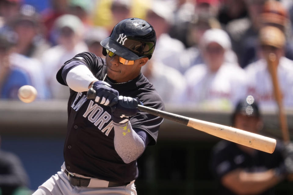 ARCHIVO - Juan Soto de los Yanquis de Nueva York batea en un juego de pretemporada contra los Filis de Filadelfia, el lunes 11 de marzo de 2024, en Clearwater, Florida. (AP Foto/Charlie Neibergall)