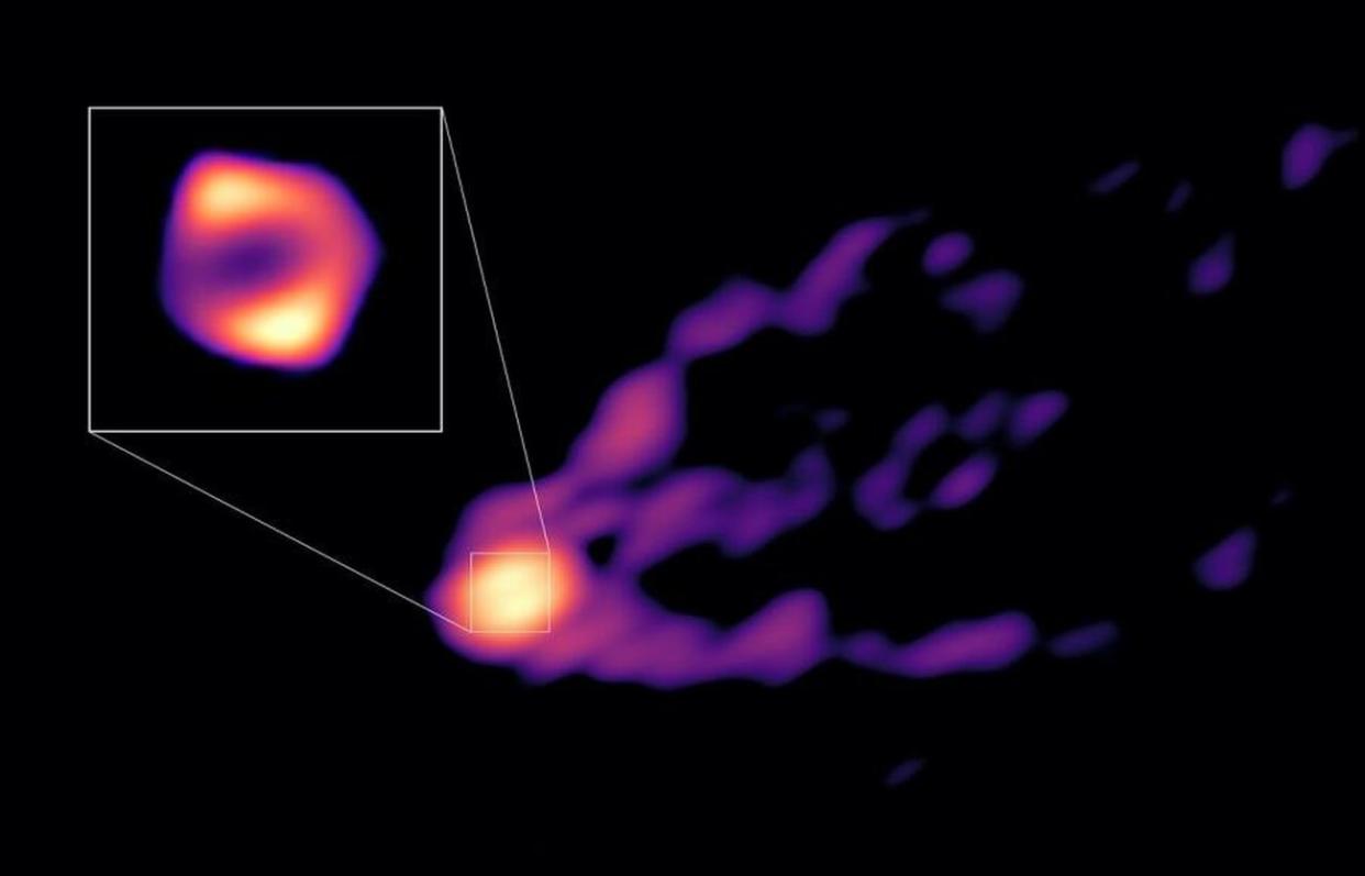 La última imagen del agujero negro M87* muestra un chorro de tres puntas que emerge de él | Crédito: R.-S. Lu (SHAO) y E. Ros (MPIfR), S. Dagnello (NRAO/AUI/NSF)