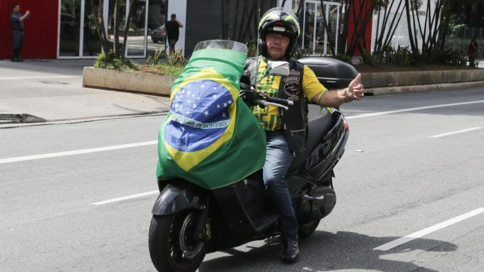 Manifestación a favor de reabrir los comercios en Sao Paulo.