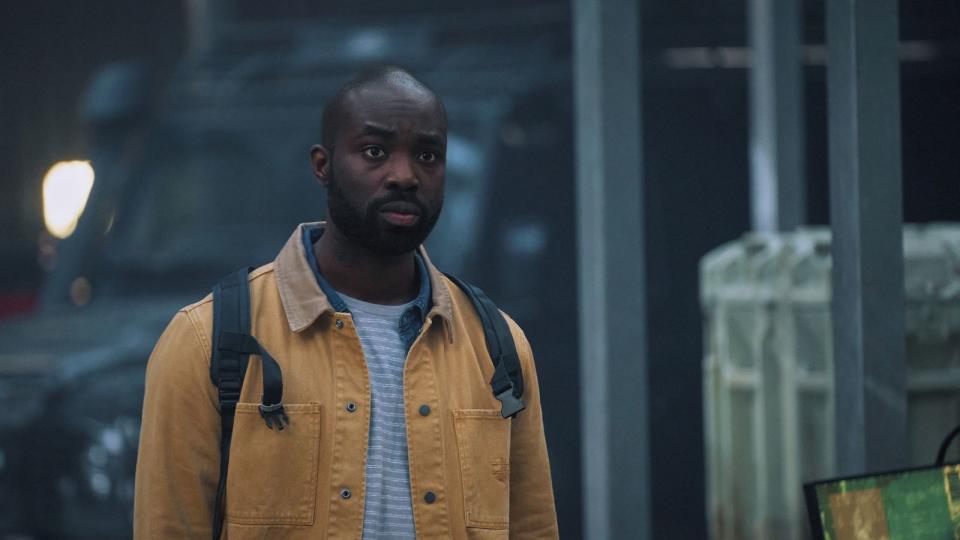 George (Paapa Essiedu) ist unfreiwillig in der Zeit zurückgereist. (Bild: 2021 Sky Studios Limited)