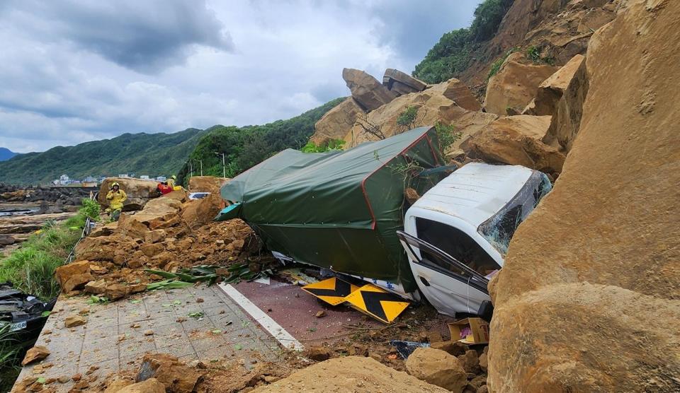 基隆潮境公園路口坍方造成有9部車及1部機車被土石掩蓋受困，目前人員皆已脫困。（基隆市消防局提供）