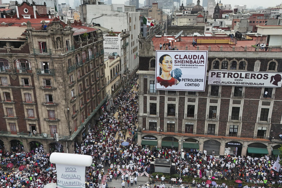 Simpatizantes de la candidata presidencial oficialista Claudia Sheinbaum esperan al inicio del acto de su cierre de campaña en la plaza del Zócalo en Ciudad de México, el miércoles 29 de mayo de 2024, cuatro días antes de las elecciones del 2 de junio. (AP Foto/Matías Delacroix)