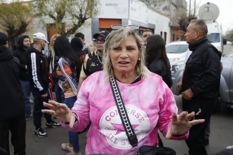 Claudia Valenzuela, madre de L-Gante, afuera de la DDI de Quilmes