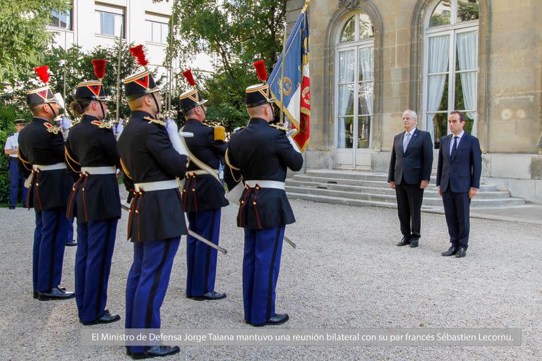 El ministro Jorge Taiana fue recibido en París por su par de Francia, Sébastien Lecornu