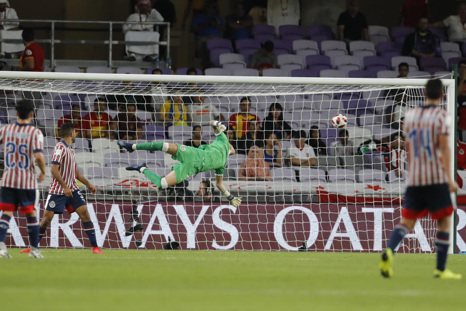 El arquero de Chivas Raúl Gudiño no puede atajar el remate de Hiroki Abe de Kashima Antlers en el partido del Mundial de Clubes en Al Ain, Emirates Árabes Unidos, el sábado 15 de diciembre de 2018. Kashima ganó 3-2. (AP Foto/Hassan Ammar)