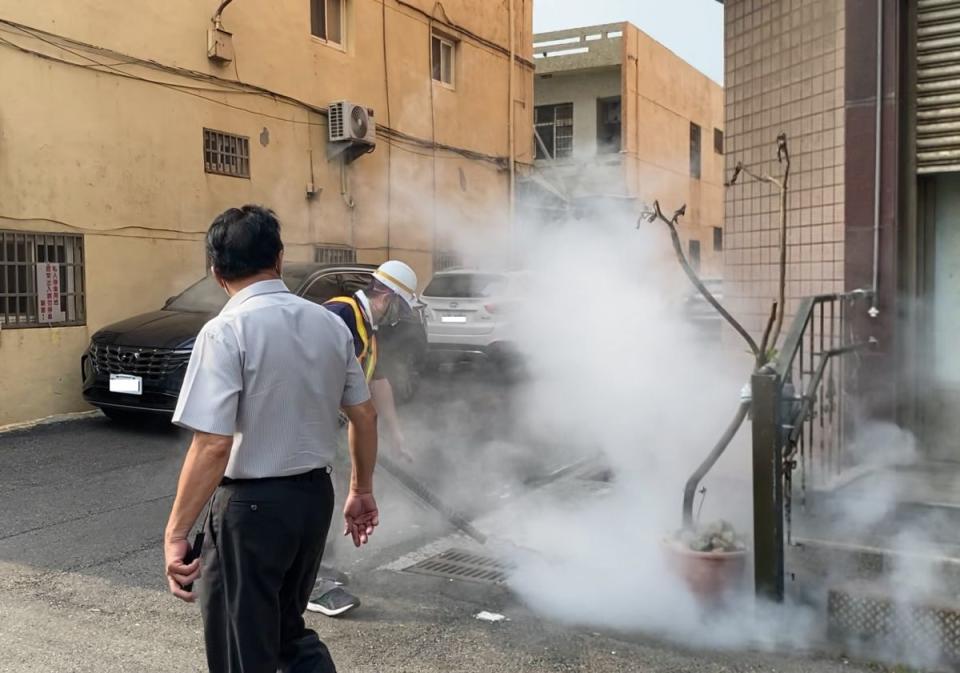 春雨過後，病媒蚊指數攀升，彰化衛生局公告防本土登革熱措施，福興鄉公所率先響應滅蚊大作戰。（圖：李河錫攝）